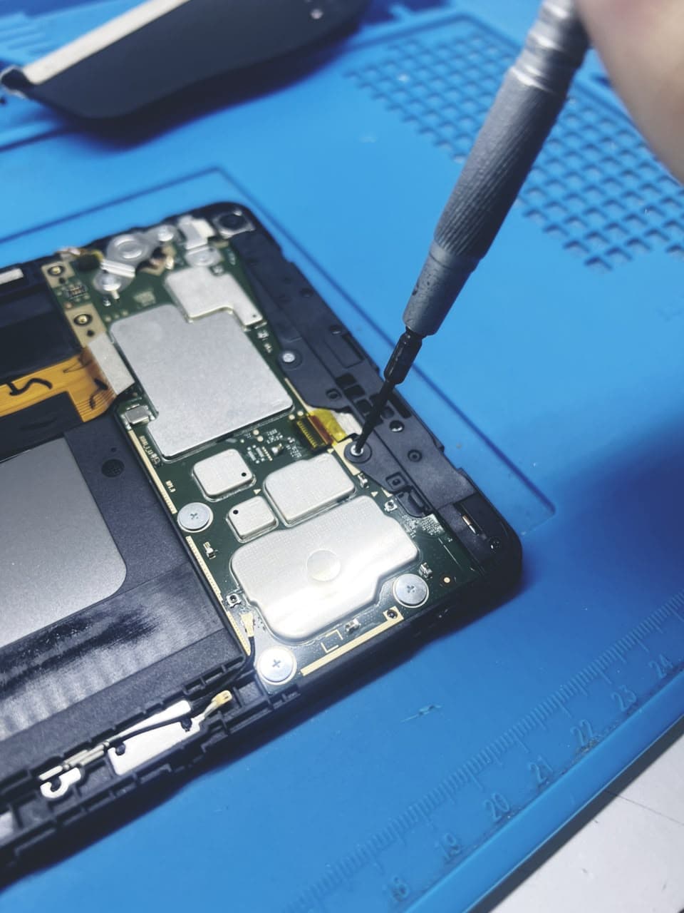Manutenção interna de tablet na bancada da SOS Celulares
