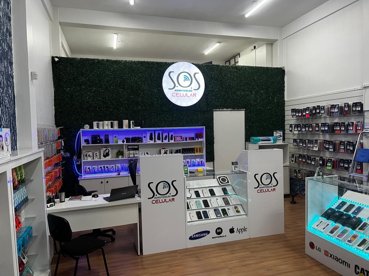 Interior da loja SOS Celulares, com vitrine de acessórios e balcão de atendimento